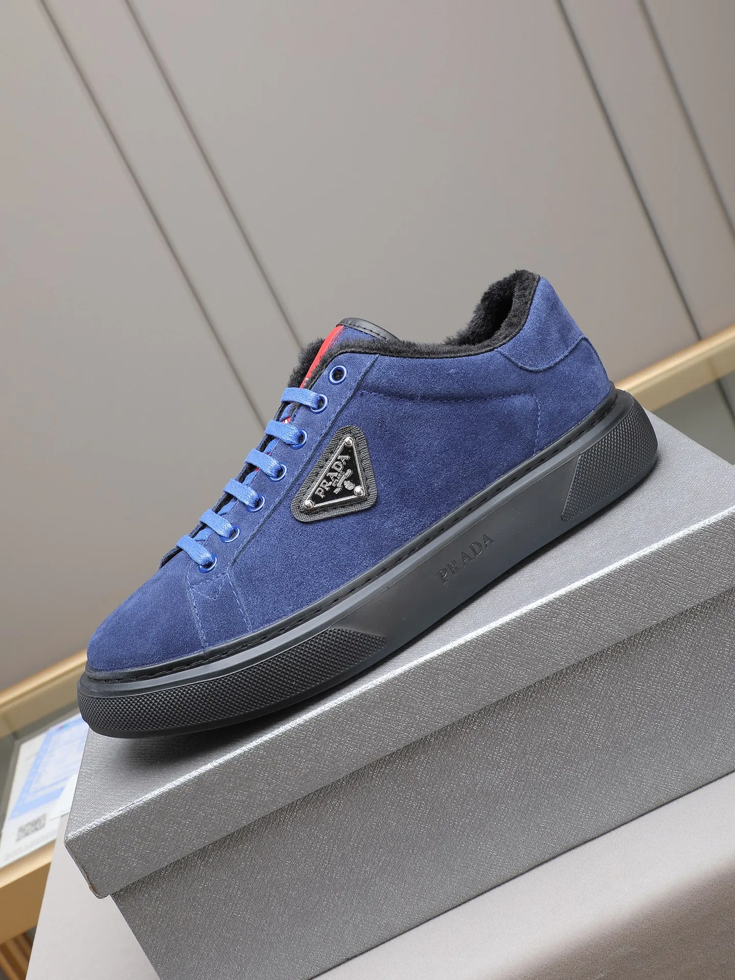 PP440 Prada/Prada men's new casual shoes, this upper is made of imported calfskin + velvet lining! The outside is decorated with the P family's classic metal triangle enamel logo, and the outsole is made of non-slip sports foam ultra-light outsole, which feels good on the feet and is a fashionable and fashionable item! Four colors to choose from!  Size: 38-44 (45 customized)